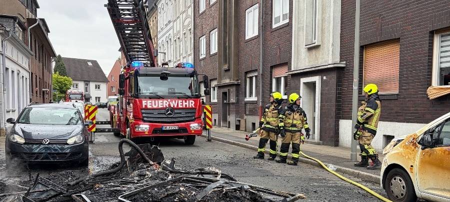 Straße in Oberhausen wegen Wohnwagen-Brand gesperrt
