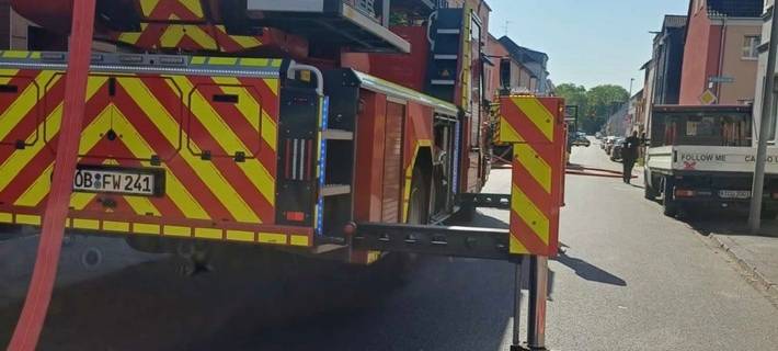 Feuerwehr löscht Dachstuhlbrand in Oberhausen