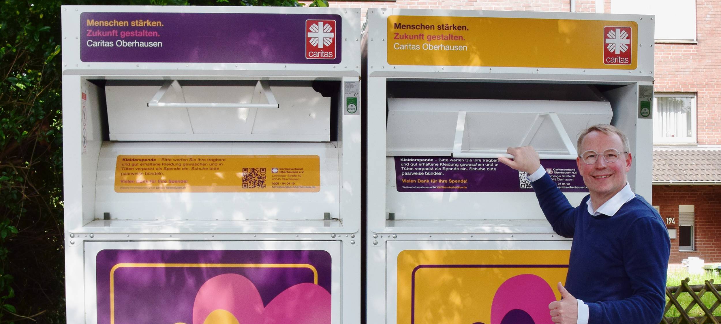 Caritas stellt neue Kleidercontainer auf