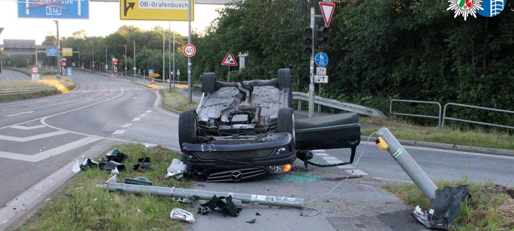 Auto überschlägt sich an A42-Abfahrt