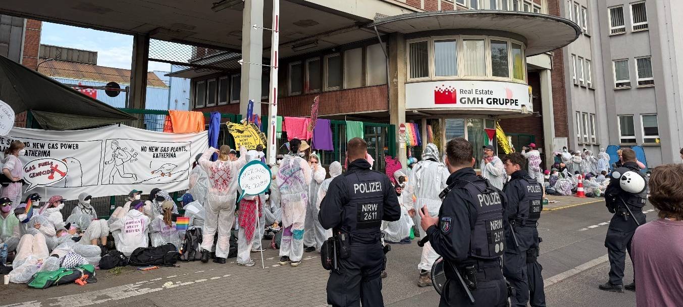 Aktivisten blockieren Werk in Mülheim – Bahnstrecke gesperrt