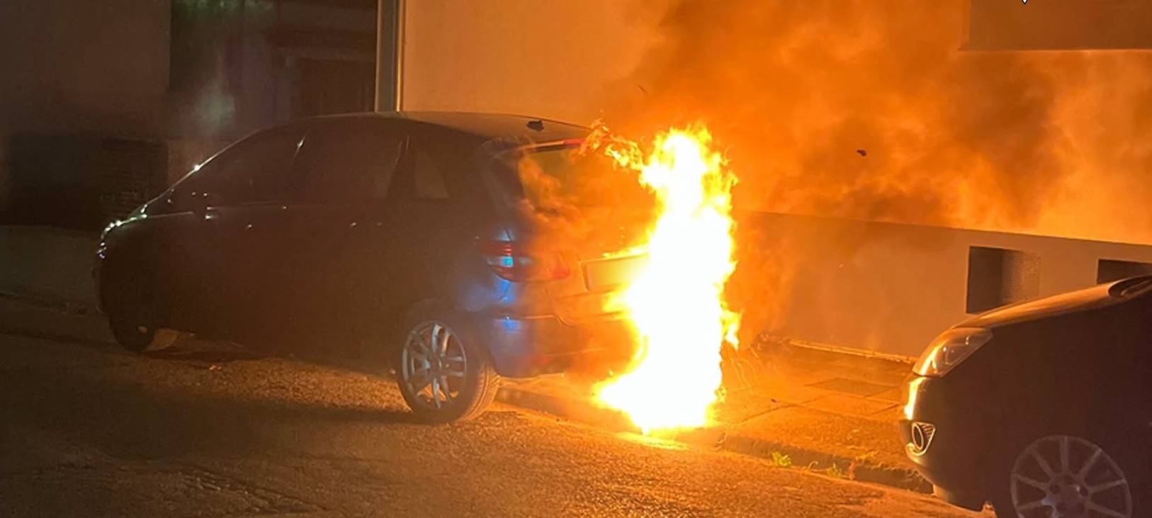 Oberhausen: Verdächtiges Auto flüchtet nach Brandanschlag