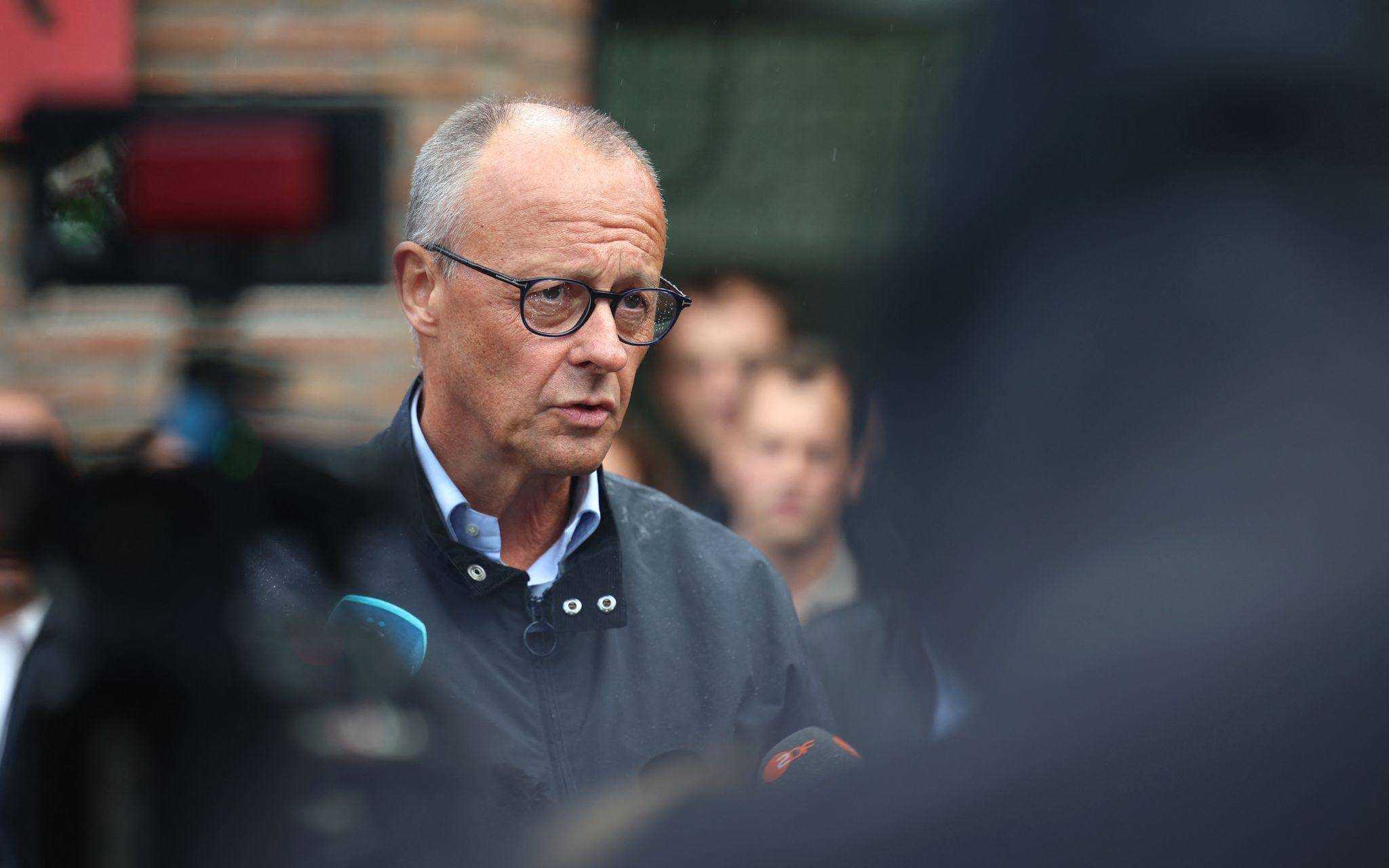 Bundeskanzler Merz besucht Waldbrandgebiet in Hürtgenwald