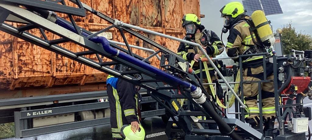 Oberhausen: Container mit Altmetall brennt auf der A3