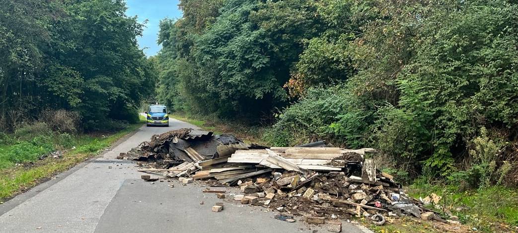 Oberhausen: Bauschutt blockiert Brahmkampstraße in Vondern