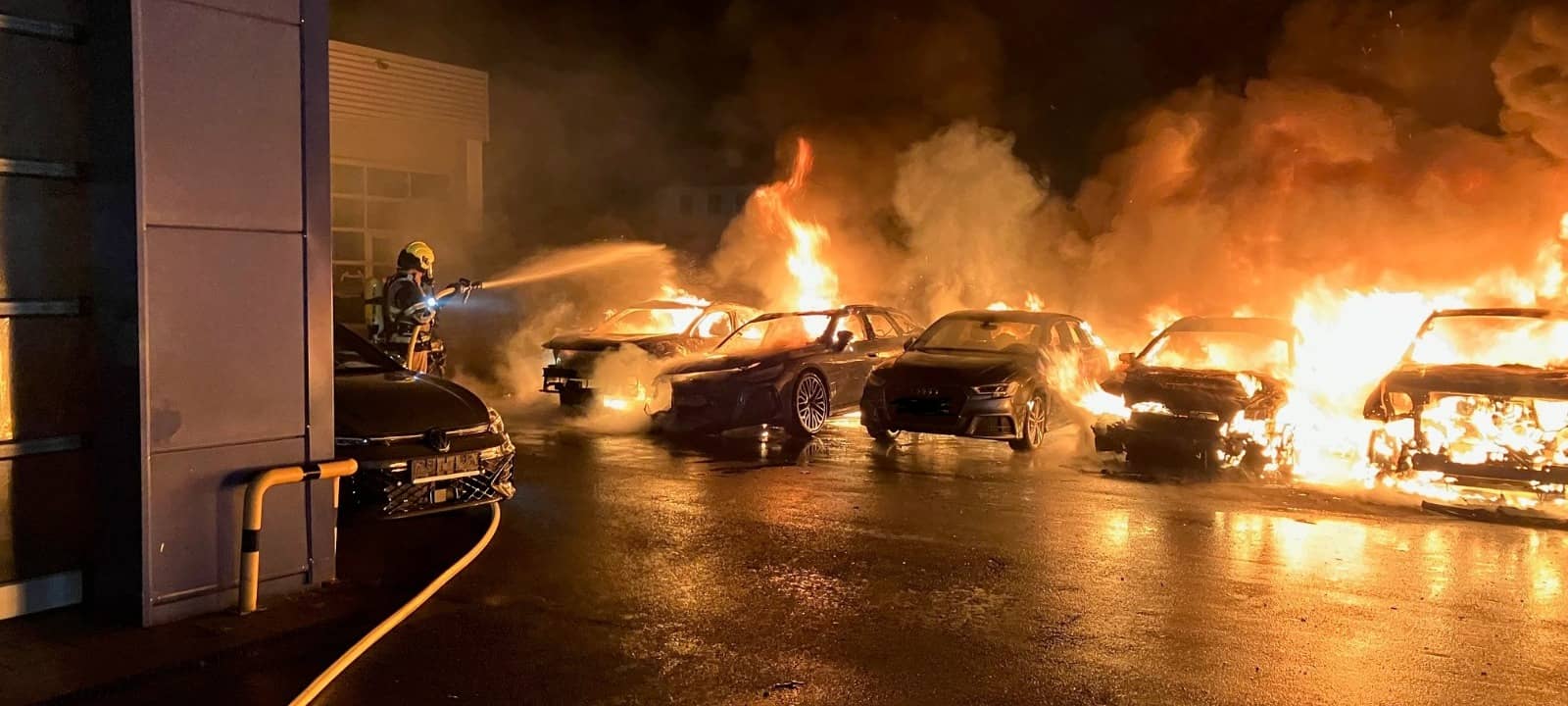 Oberhausen: Brandstiftung nach Feuer am Autohaus vermutet
