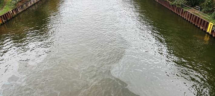 Ölteppich im Kanal: Schiffe müssen stoppen
