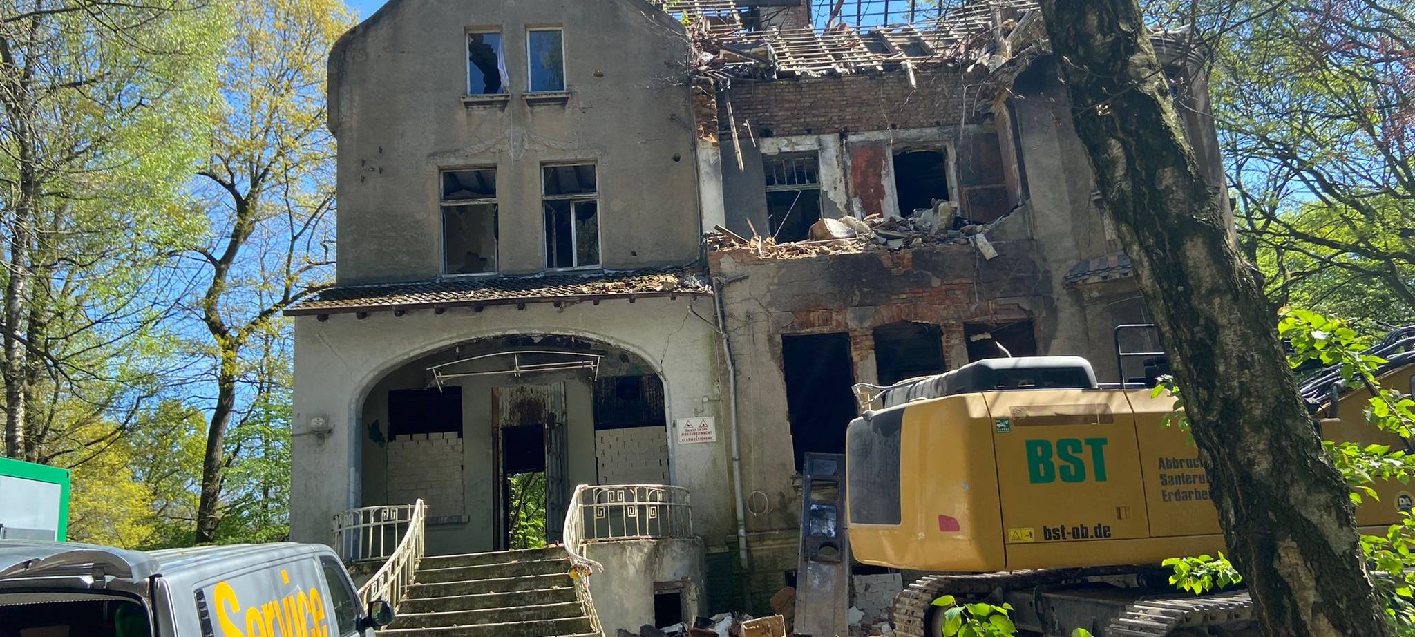Bagger reißen Hotelmauern ein