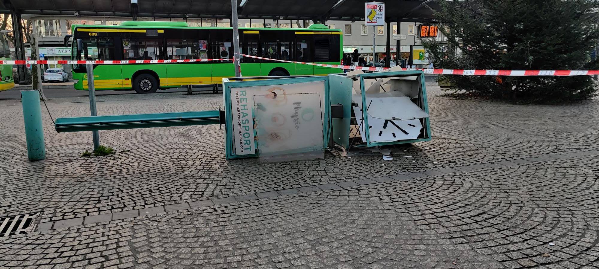 LKW-Fahrer zerlegt Bahnhofsuhr