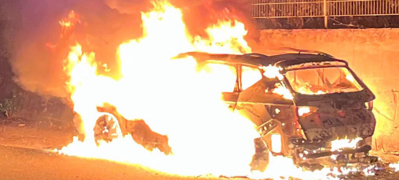 Lauter Knall: Auto geht in Flammen auf