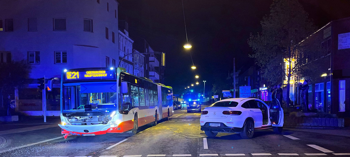 Drei Verletzte: Unfall zwischen Bus und Auto