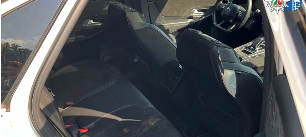 Jugendliche übernachten im Auto eines Autohauses