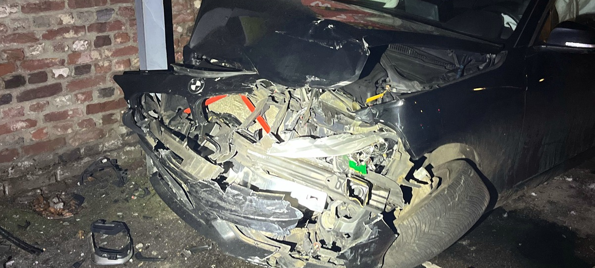 Glätteunfall: Auto prallt gegen Hauswand