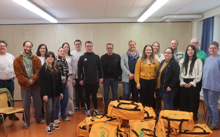 Verkehrswacht verteilt Bewegungstaschen an Schulen