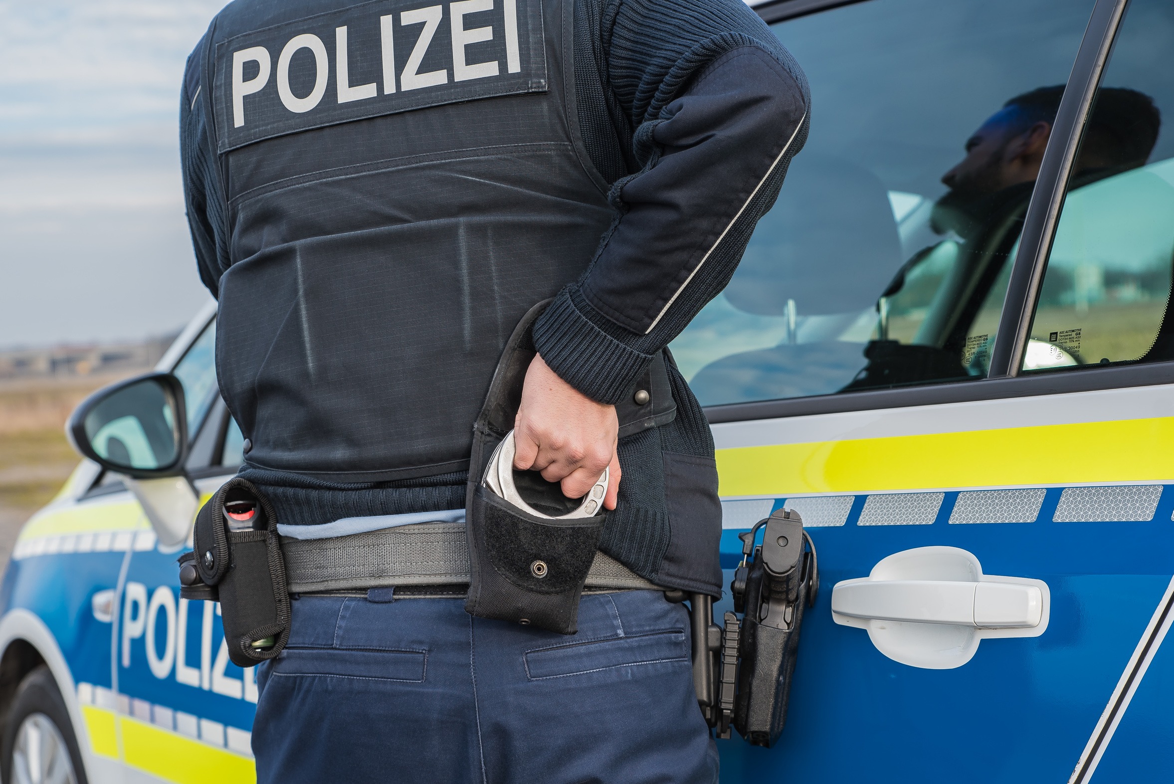 Ein Polizist nutzt Handschellen zur Festnahme (Symbolbild). 
Bei Verwendung in Social Media muss die Bildquelle am Bild genannt werden; bei Verwendung als Nachrichtenbild spielt das System diese automatisch mit aus.