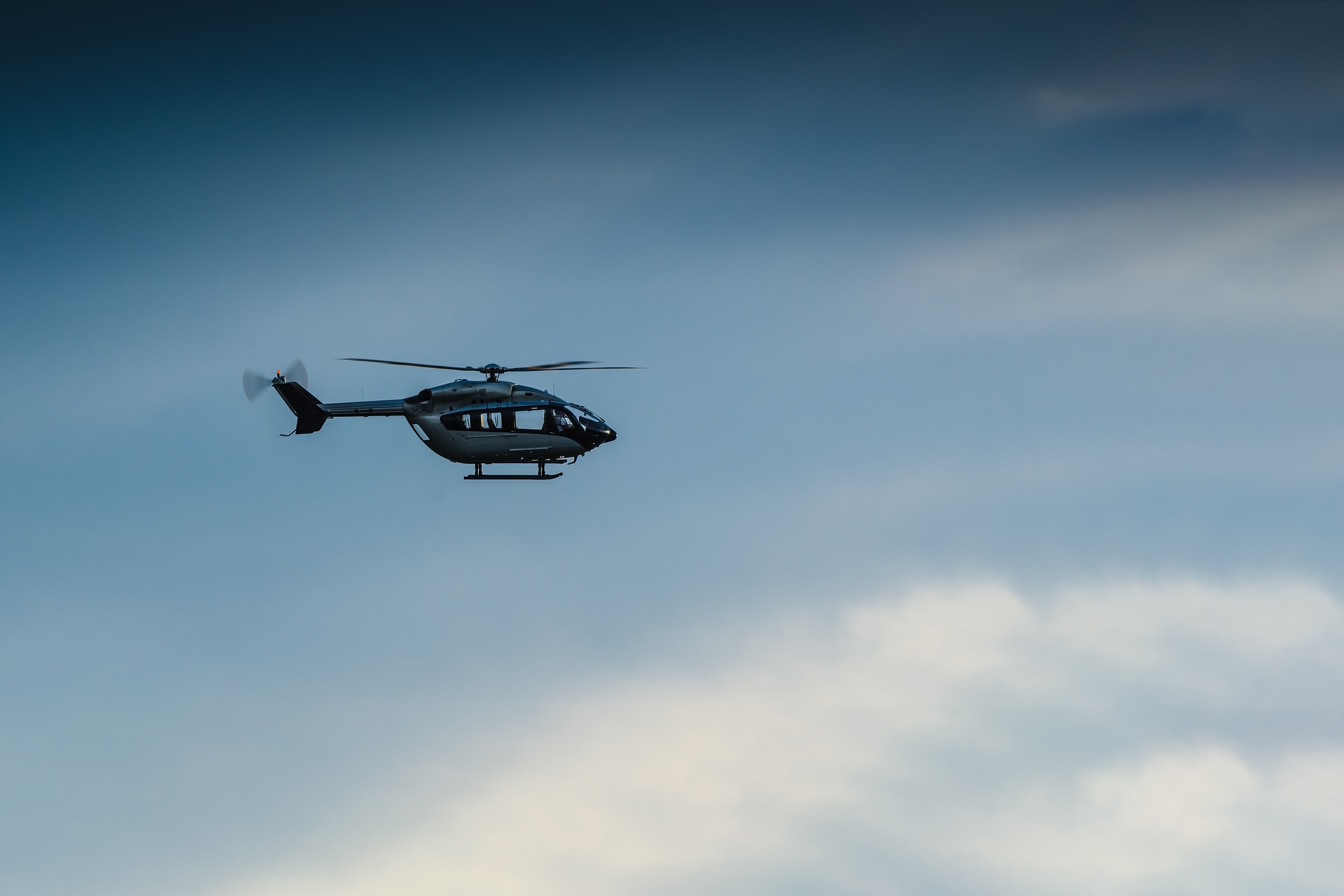 Hubschrauber vor blauem Himmel. 
Bei Verwendung in Social Media muss die Bildquelle am Bild genannt werden; bei Verwendung als Nachrichtenbild spielt das System diese automatisch mit aus.
